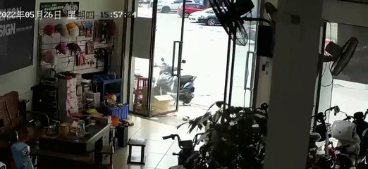La batterie d'un scooter explose devant un magasin