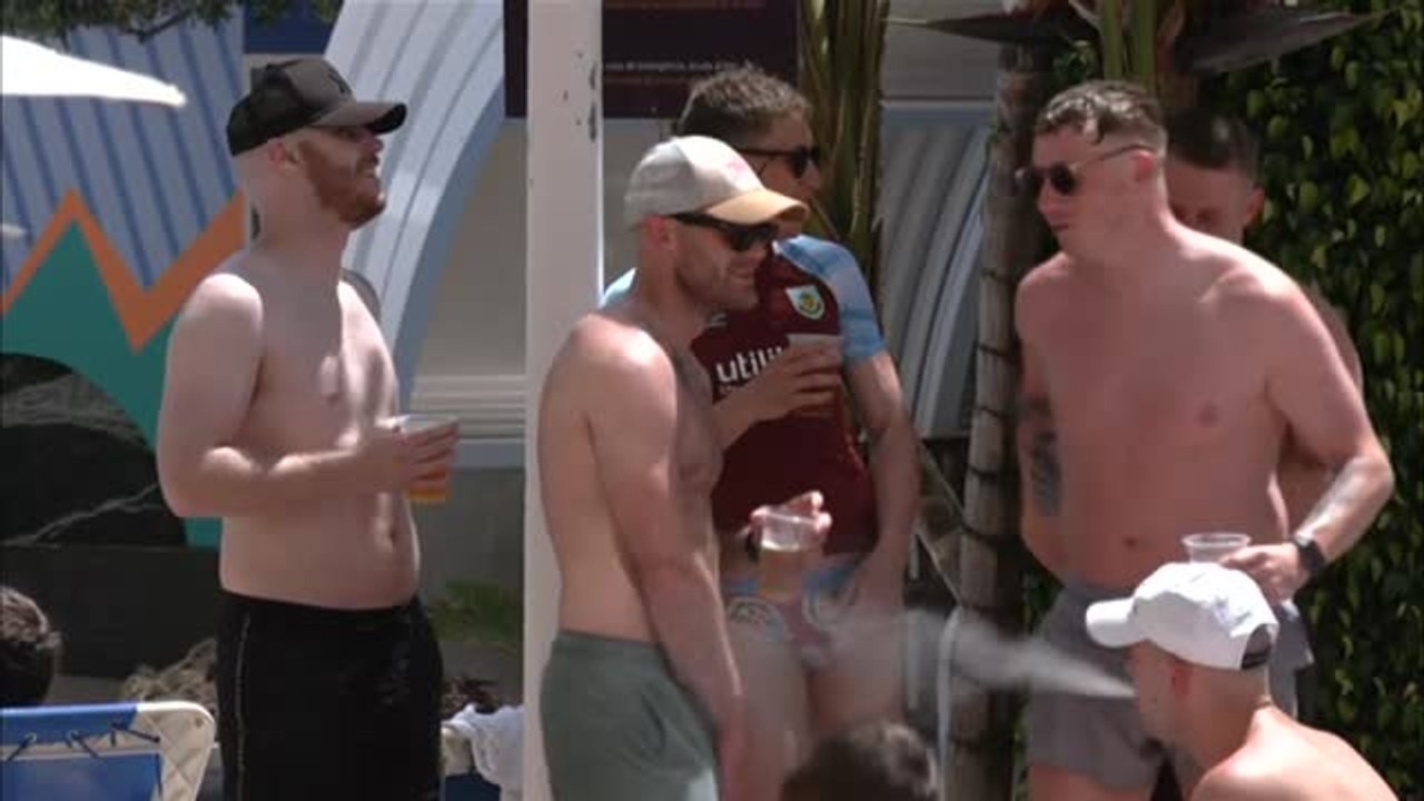 16.000 turistas ingleses celebran en Benidorm el jubileo de la reina Isabel II