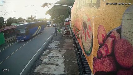 Imprudencia de conductor provoca atropello de tres personas en parada de bus