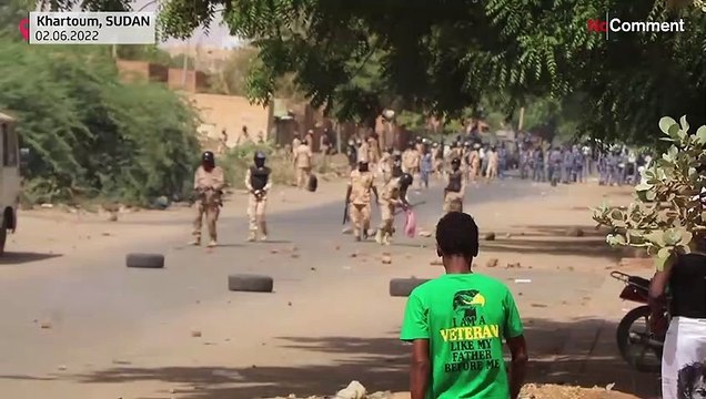 بدون تعليق: الشرطة السودانية تستخدم الغاز المسيل للدموع لتفريق المتظاهرين في العاصمة الخرطوم