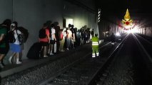 Il treno fermo in galleria a Roma: il momento dell'evacuazione