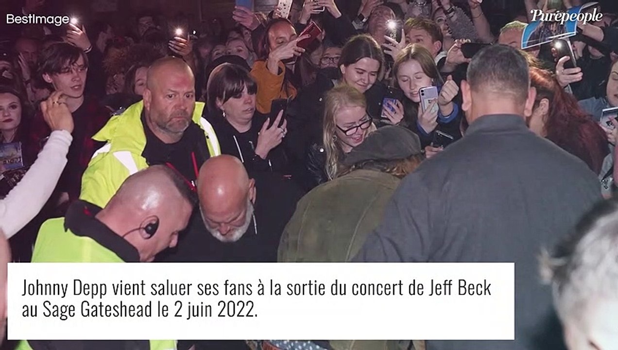 Johnny Depp : Bain de foule pour fêter sa victoire contre Amber Heard