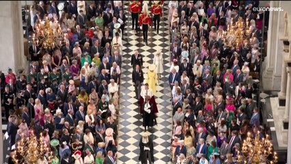 Скачать видео: La regina Elisabetta diserta il giubileo, occhi su Harry e Meghan