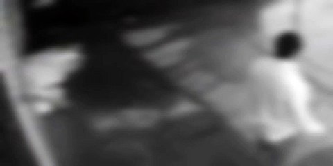 Homem é flagrado espancando morador em situação de rua