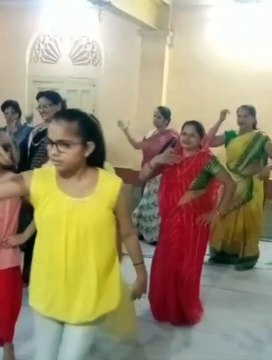 महिलाएं व बालिकाएं सीख रहीं डांस के स्टेप्स