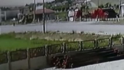 Bir iş yerinin bahçesine devrilen otomobilin sürücüsü yaralandı