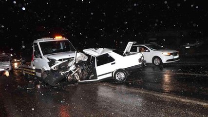 Karşı şeride geçen otomobil çekiciyle çarpıştı: 1 ölü, 2 yaralı