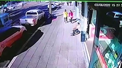 Vídeo: Veja o momento que caminhão atinge quatro veículos estacionados na Brasil