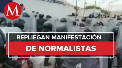 Policías antimotines repliegan a manifestantes normalistas en autopista del sol