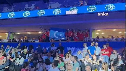 Meral Akşener, Türkiye-Çin voleybol maçını 'Doğu Türkistan' bayrağı altında izledi