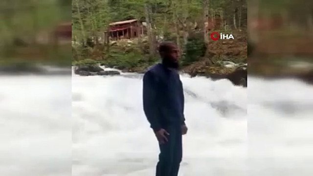 Çamlıhemşin'de fotoğraf çekerken dereye düşen turist kayboldu