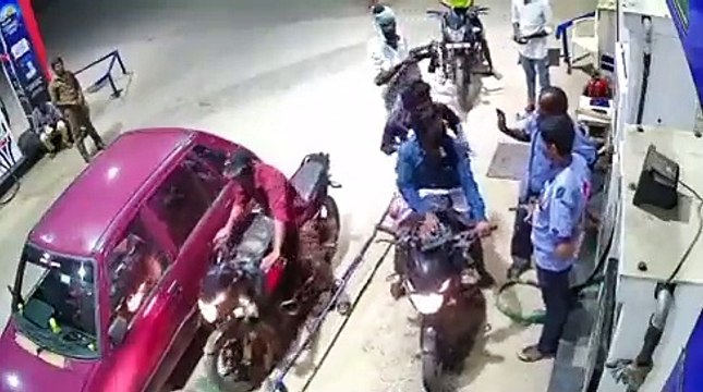 கையில் ஆயுதம்..ஹோட்டல்,பெட்ரோல் பங்க்,டாஸ்மாக் கடைகளில் மிரட்டிய கும்பல்