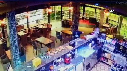 Dev çam ağacı kafenin üstüne devrildi, o anlarda bir de kasa soyuldu