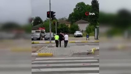 Yürümekte zorlanan yaşlı adamı polisler kucağına aldı