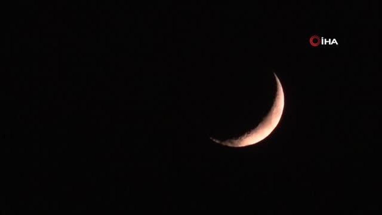 Yüksekova'da görülen hilal güzelliğiyle kendine hayran bıraktı