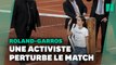 Roland-Garros: une femme s'attache au filet durant la demi-finale Cilic-Ruud