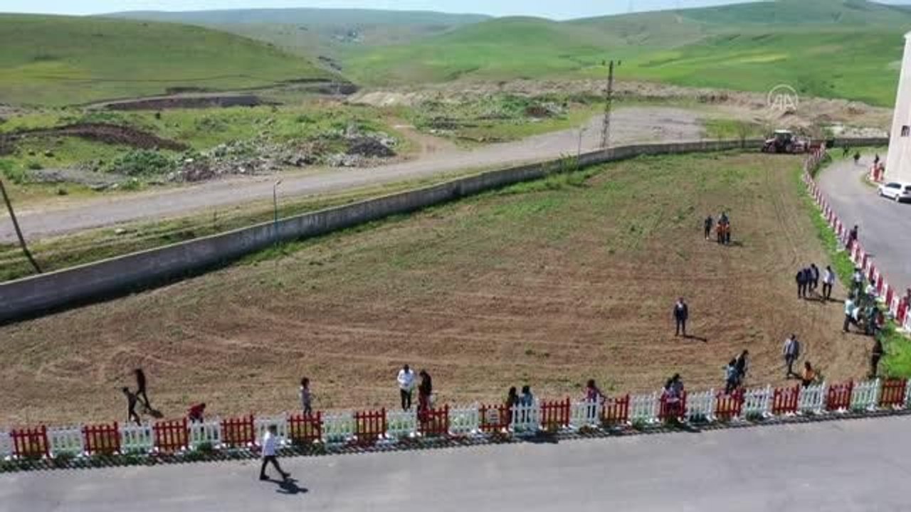 Öğrenciler okulun atıl bahçesini bostana dönüştürüp tarımı öğreniyor