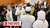 PM gives warm send-off to first group of haj pilgrims
