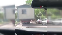 Karadan yürütülen ev görenleri şaşırttı... Trafikte prefabrik ev taşıyan sürücü kamerada