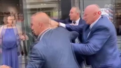 Fransa'da aşırı sağcı Le Pen'e yumurtalı saldırı
