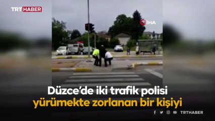 Polisler, karşıya geçmek isteyen yaşlı adamı kucaklarında taşıdı