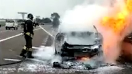 Jaguar a fuoco sulla A4 tra Verona e Vicenza: conducente scende in tempo da abitacolo (04.06.22)