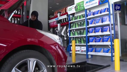 ميكانيكيات سعوديات يزاحمن الرجال في ورشة لإصلاح السيارات
