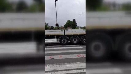 Polisler yaşlı adamı kucaklayarak yolun karşısına geçirdi