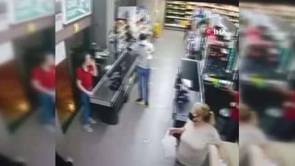 Antalya'da silahlı market soygunu... Müşterinin şüpheliyi ikna etme çabası kameralara böyle yansıdı