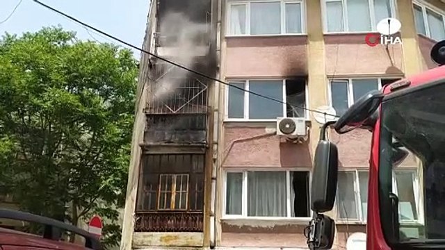 Bursa’da korkutan yangında mahsur kalanları kapıyı kırarak kurtardılar