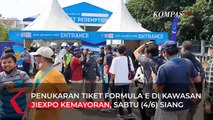 Warga Antusias Tonton Ajang Balap Formula E, Antrean Penukaran Tiket Mengular