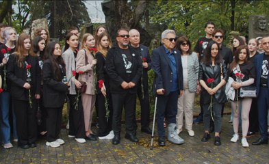 Nâzım, Moskova'da yağmur altında anıldı