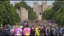 La folla a Windsor per celebrare la regina Elisabetta