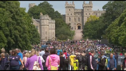 Télécharger la video: La folla a Windsor per celebrare la regina Elisabetta