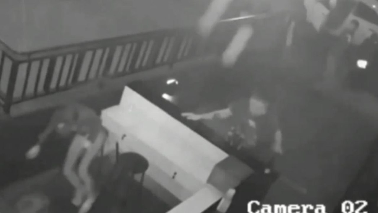 Atirador abre fogo em porta de boate e fere cinco pessoas em Patos de Minas