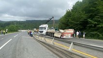 Tırdan yola devrilen trafo, D-655 Zonguldak yönünde ulaşımı aksattı