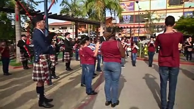 El viento de las gaitas de Escocia sopla en un suburbio pobre de Brasil