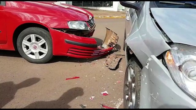 Colisão de trânsito deixa carros danificados e via interditada em Cascavel