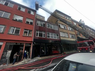Kağıthane'de bir binanın çatı katında çıkan yangın söndürüldü