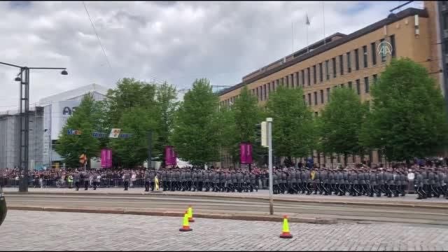 Finlandiya ordusu başkent sokaklarında