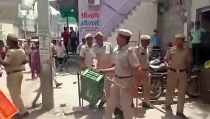 दुकानों के आगे से हटाया सामान, जब्त भी किया