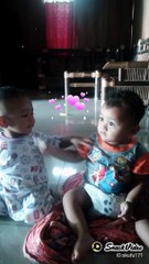 Bayi kembar tapi tak sama lucu banget