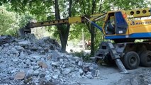 Harkov'daki yıkılan binada arama kurtarma çalışmaları sürüyor