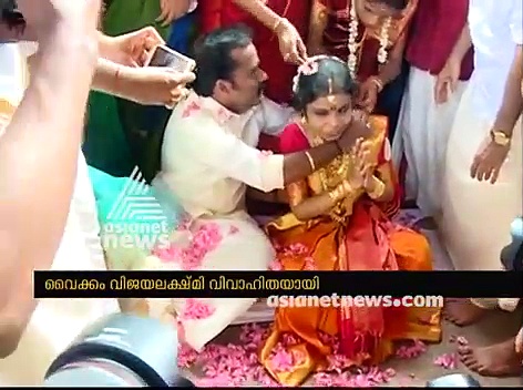 ഗായിക വൈക്കം വിജയലക്ഷ്മി വിവാഹിതയായി ;മിമിക്രി കലാകാരനായ അനൂപാണ് താലി ചാര്‍ത്തിയത്