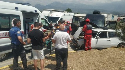 Minibüsle otomobilin çarpışması sonucu 3 kişi yaralandı