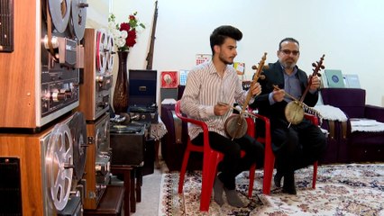 بالفيديو.. فنان كردي يحوّل منزله إلى متحف للأسطوانات الغنائية القديمة
