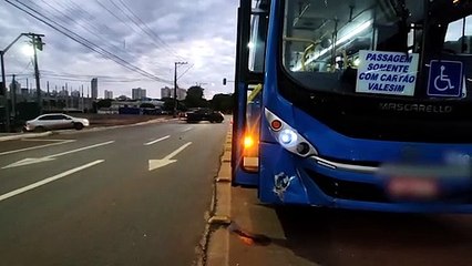 Colisão entre ônibus e Ford Ka deixa carro bastante danificado no São Cristóvão