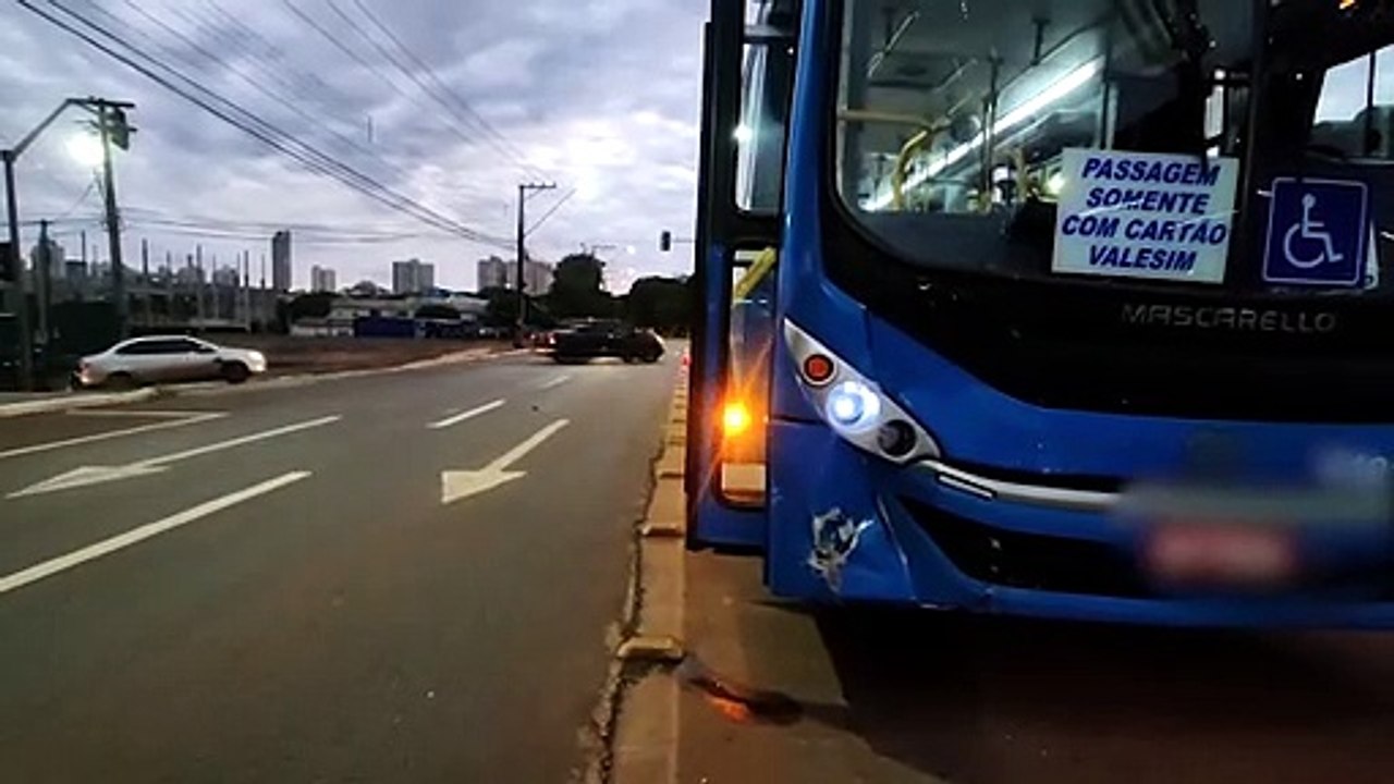 Colisão entre ônibus e Ford Ka deixa carro bastante danificado no São Cristóvão