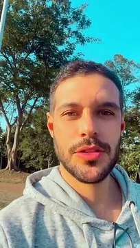 Ex-BBB Rodrigo sai na rua pela primeira vez após grave acidente de carro