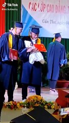 Ông bố bế con nhận bằng tốt nghiệp